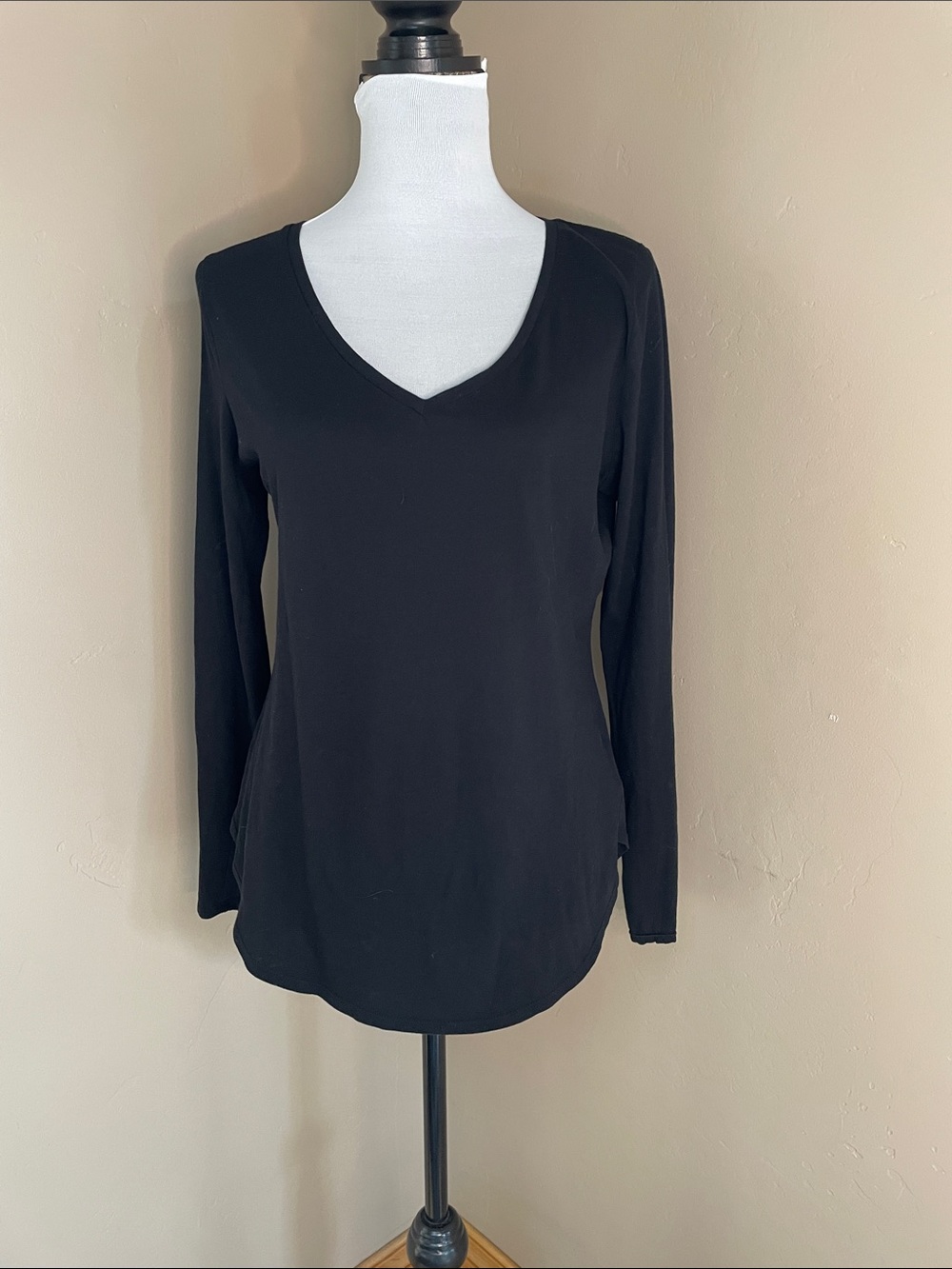 Old Navy Women's Relaxed Black V-Neck Long Sleeve Top, Medium